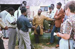 Membres d'un rseau de traction animale en train de discuter la fabrication des charrettes au Zimbabwe